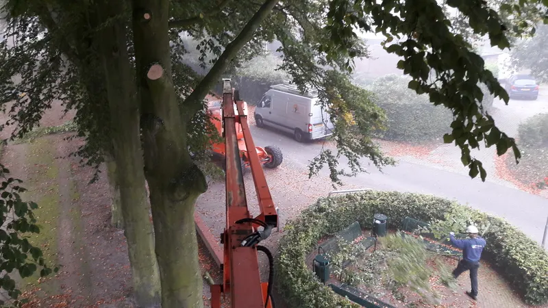 Jeroen Renkema bedrijfswagen en hoogwerker op locatie